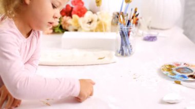 Anne ve kızı ile altın boyama boya Kil heykel boynuz ve zanaat kabaklar unicorn tema ile Cadılar Bayramı için dekorasyon için kulaklar.