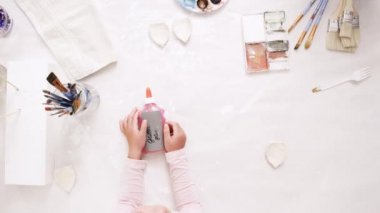 Anne ve kızı ile altın boyama boya Kil heykel boynuz ve zanaat kabaklar unicorn tema ile Cadılar Bayramı için dekorasyon için kulaklar