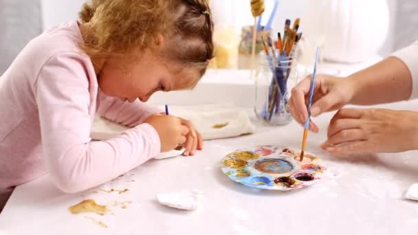 Peinture Mère Fille Avec Argile Peinture Corne Sculptée Oreilles Pour — Video