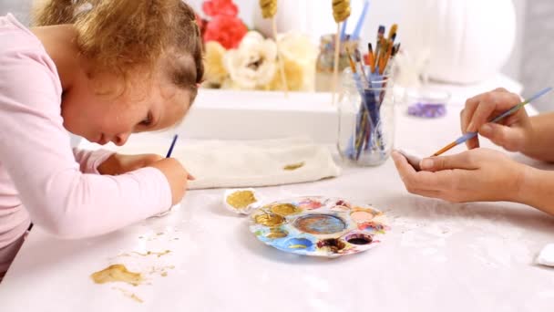 Madre Hija Pintando Con Barro Dorado Cuerno Orejas Esculpidas Para — Vídeos de Stock