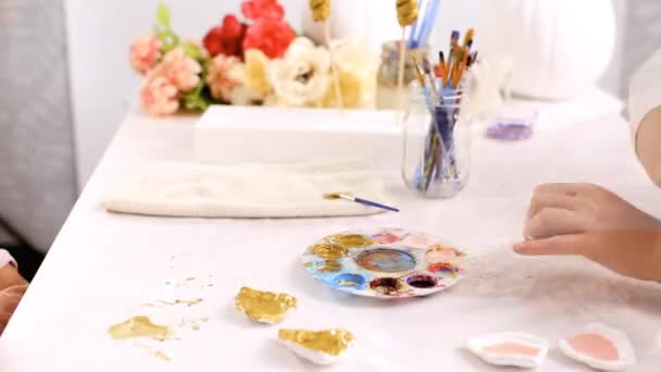 Desfasamento Temporal Mãe Filha Pintura Com Tinta Ouro Argila Esculpida — Vídeo de Stock