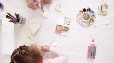 Anne ve kızı ile altın boyama boya Kil heykel boynuz ve zanaat kabaklar unicorn tema ile Cadılar Bayramı için dekorasyon için kulaklar