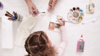 Anne ve kızı ile altın boyama boya Kil heykel boynuz ve zanaat kabaklar unicorn tema ile Cadılar Bayramı için dekorasyon için kulaklar