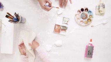 Anne ve kızı ile altın boyama boya Kil heykel boynuz ve zanaat kabaklar unicorn tema ile Cadılar Bayramı için dekorasyon için kulaklar.