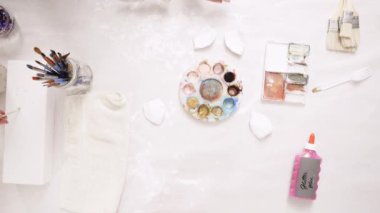 Anne ve kızı ile altın boyama boya Kil heykel boynuz ve zanaat kabaklar unicorn tema ile Cadılar Bayramı için dekorasyon için kulaklar.