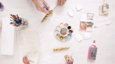 Anne ve kızı ile altın boyama boya Kil heykel boynuz ve zanaat kabaklar unicorn tema ile Cadılar Bayramı için dekorasyon için kulaklar.