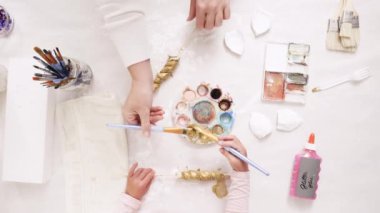 Anne ve kızı ile altın boyama boya Kil heykel boynuz ve zanaat kabaklar unicorn tema ile Cadılar Bayramı için dekorasyon için kulaklar.