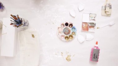 Anne ve kızı ile altın boyama boya Kil heykel boynuz ve zanaat kabaklar unicorn tema ile Cadılar Bayramı için dekorasyon için kulaklar.