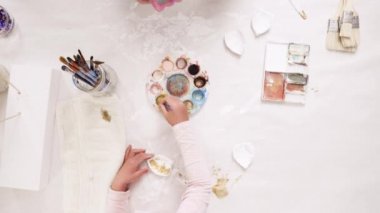 Anne ve kızı ile altın boyama boya Kil heykel boynuz ve zanaat kabaklar unicorn tema ile Cadılar Bayramı için dekorasyon için kulaklar.