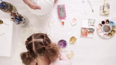 Anne ve kızı ile altın boyama boya Kil heykel boynuz ve zanaat kabaklar unicorn tema ile Cadılar Bayramı için dekorasyon için kulaklar.