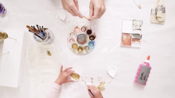 Madre Hija Pintando Con Barro Dorado Cuerno Orejas Esculpidas Para — Vídeos de Stock