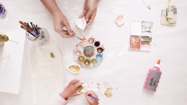 母亲和女儿画用金漆粘土雕刻的喇叭和耳朵装饰工艺南瓜与麒麟主题万圣节 — 图库视频影像