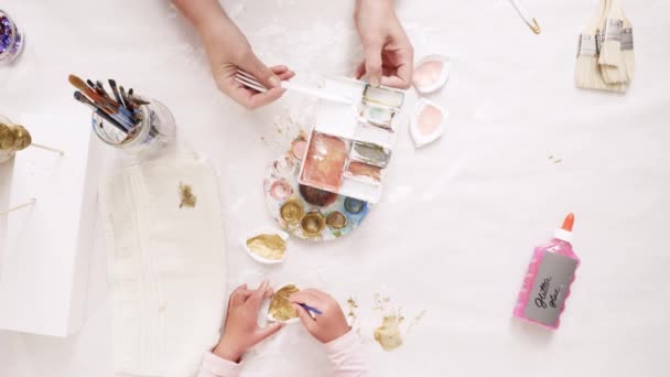 Madre Hija Pintando Con Barro Dorado Cuerno Orejas Esculpidas Para — Vídeos de Stock