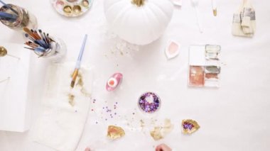 Anne ve kızı ile altın boyama boya Kil heykel boynuz ve zanaat kabaklar unicorn tema ile Cadılar Bayramı için dekorasyon için kulaklar.