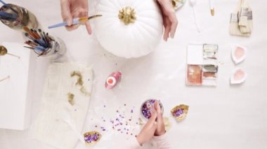 Anne ve kızı ile altın boyama boya Kil heykel boynuz ve zanaat kabaklar unicorn tema ile Cadılar Bayramı için dekorasyon için kulaklar.