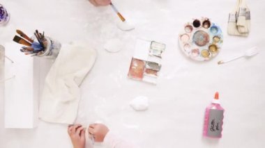 Zaman atlamalı. Anne ve kızı ile altın boyama boya Kil heykel boynuz ve zanaat kabaklar unicorn tema ile Cadılar Bayramı için dekorasyon için kulaklar