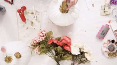 Üstten görünüm. Anne ve kızı zanaat kabak çiçekleri ile dekorasyon tema kabak Cadılar Bayramı için bir tek boynuzlu at yapmak