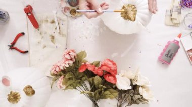 Üstten görünüm. Anne ve kızı zanaat kabak çiçekleri ile dekorasyon tema kabak Cadılar Bayramı için bir tek boynuzlu at yapmak