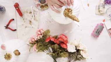 Üstten görünüm. Anne ve kızı zanaat kabak çiçekleri ile dekorasyon tema kabak Cadılar Bayramı için bir tek boynuzlu at yapmak