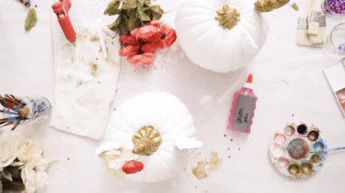 Üstten görünüm. Anne ve kızı zanaat kabak çiçekleri ile dekorasyon tema kabak Cadılar Bayramı için bir tek boynuzlu at yapmak