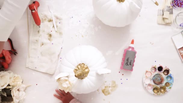 Vue Dessus Mère Fille Décorant Citrouilles Artisanales Avec Des Fleurs — Video