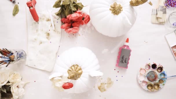 顶部视图 母亲和女儿装饰工艺南瓜与花卉制作一个独角兽主题南瓜万圣节 — 图库视频影像