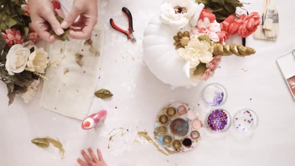 Vista Superior Madre Hija Pintando Cara Unicornio Decorando Calabazas Artesanales — Vídeo de stock