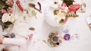 Üstten görünüm. Anne ve kızı yüzü bir tek boynuzlu at boyama ve zanaat kabak çiçekleri ile dekorasyon tema kabak Cadılar Bayramı için bir tek boynuzlu at yapmak