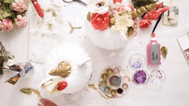 Üstten görünüm. Anne ve kızı yüzü bir tek boynuzlu at boyama ve zanaat kabak çiçekleri ile dekorasyon tema kabak Cadılar Bayramı için bir tek boynuzlu at yapmak