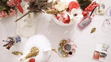 Üstten görünüm. Anne ve kızı yüzü bir tek boynuzlu at boyama ve zanaat kabak çiçekleri ile dekorasyon tema kabak Cadılar Bayramı için bir tek boynuzlu at yapmak