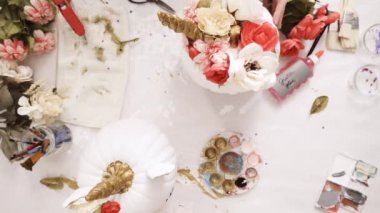 Üstten görünüm. Anne ve kızı yüzü bir tek boynuzlu at boyama ve zanaat kabak çiçekleri ile dekorasyon tema kabak Cadılar Bayramı için bir tek boynuzlu at yapmak