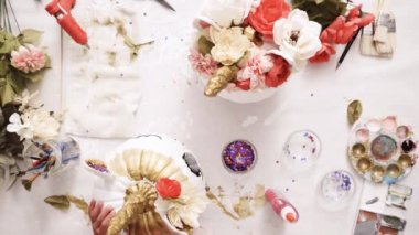 Üstten görünüm. Anne ve kızı yüzü bir tek boynuzlu at boyama ve zanaat kabak çiçekleri ile dekorasyon tema kabak Cadılar Bayramı için bir tek boynuzlu at yapmak