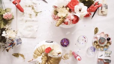 Üstten görünüm. Anne ve kızı yüzü bir tek boynuzlu at boyama ve zanaat kabak çiçekleri ile dekorasyon tema kabak Cadılar Bayramı için bir tek boynuzlu at yapmak