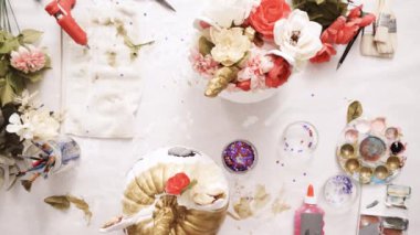 Üstten görünüm. Anne ve kızı yüzü bir tek boynuzlu at boyama ve zanaat kabak çiçekleri ile dekorasyon tema kabak Cadılar Bayramı için bir tek boynuzlu at yapmak