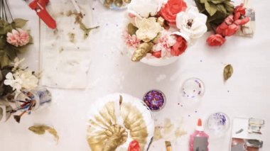 Üstten görünüm. Anne ve kızı yüzü bir tek boynuzlu at boyama ve zanaat kabak çiçekleri ile dekorasyon tema kabak Cadılar Bayramı için bir tek boynuzlu at yapmak