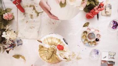 Üstten görünüm. Anne ve kızı yüzü bir tek boynuzlu at boyama ve zanaat kabak çiçekleri ile dekorasyon tema kabak Cadılar Bayramı için bir tek boynuzlu at yapmak