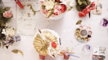 Üstten görünüm. Anne ve kızı yüzü bir tek boynuzlu at boyama ve zanaat kabak çiçekleri ile dekorasyon tema kabak Cadılar Bayramı için bir tek boynuzlu at yapmak