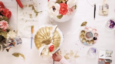 Üstten görünüm. Anne ve kızı yüzü bir tek boynuzlu at boyama ve zanaat kabak çiçekleri ile dekorasyon tema kabak Cadılar Bayramı için bir tek boynuzlu at yapmak