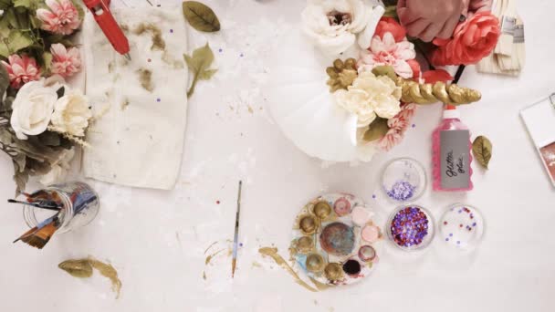 顶部视图 母亲和女儿绘画面对一个独角兽和装饰工艺南瓜与花卉制作一个独角兽主题南瓜万圣节 — 图库视频影像