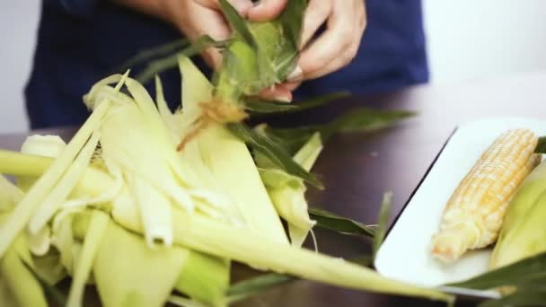 Schritt Für Schritt Shucking Frischer Bio Mais Mexikanischem Maissalat — Stockvideo