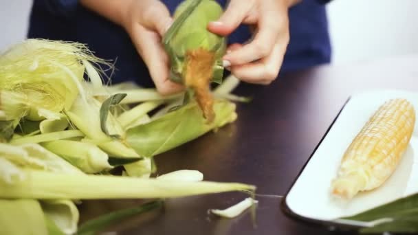 Passo Passo Descascando Milho Orgânico Fresco Para Fazer Salada Milho — Vídeo de Stock