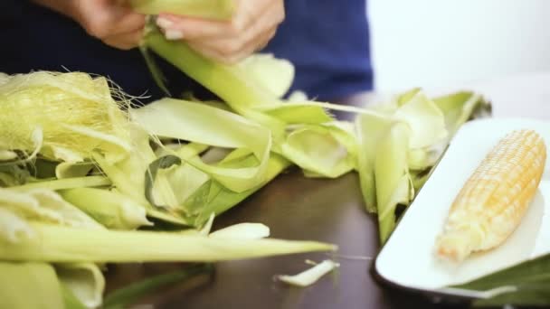 Schritt Für Schritt Shucking Frischer Bio Mais Mexikanischem Maissalat — Stockvideo