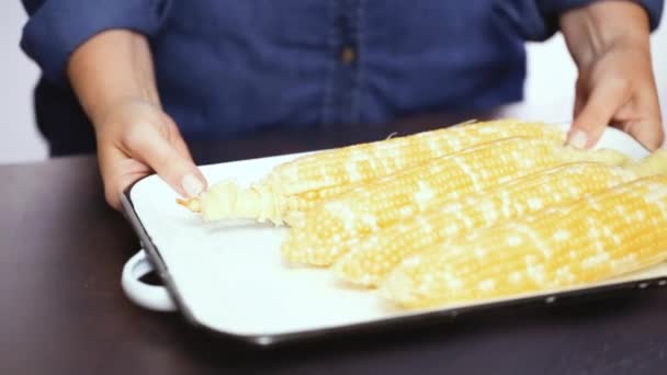 Step Step Shucking Fresh Organic Corn Make Mexican Corn Salad — Stock Video