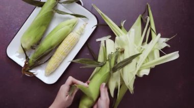 Adım adım. Meksika Mısır salata yapmak için taze organik Mısır shucking