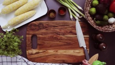 Adım adım. Meksika Caddesi Mısır salata yapmak için malzemelerin hazırlanması