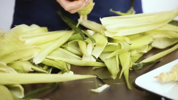 Steg För Steg Urtagning Färsk Ekologisk Majs För Att Göra — Stockvideo