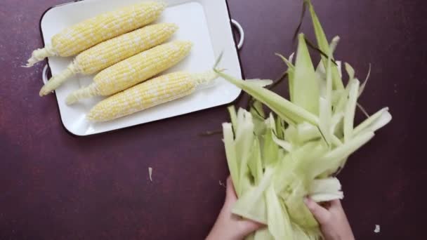 Step Step Shucking Fresh Organic Corn Make Mexican Corn Salad — Stock Video