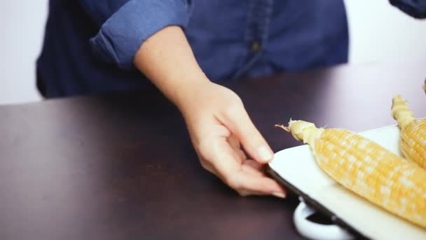 Passo Passo Descascando Milho Orgânico Fresco Para Fazer Salada Milho — Vídeo de Stock