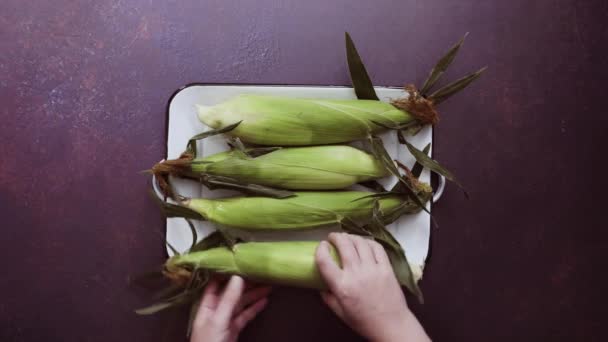 Krok Kroku Patroszenie Świeżego Zboża Ekologiczne Zrobić Meksykańska Sałatka Corn — Wideo stockowe