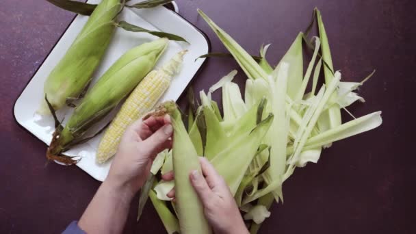 Schritt Für Schritt Shucking Frischer Bio Mais Mexikanischem Maissalat — Stockvideo